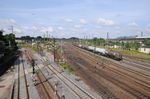 Die armseeligen Reste des Güterbahnhofs, links das im Verfall befindliche Bahnbetriebswerk, am rechten Bildrand das Feralpi- Stahlwerk